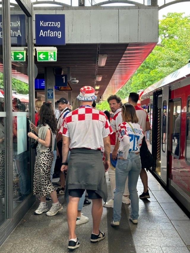 1747285255758082096.jpg 51b2ab51gy1hquvdz0c7ij20u014049w.jpg