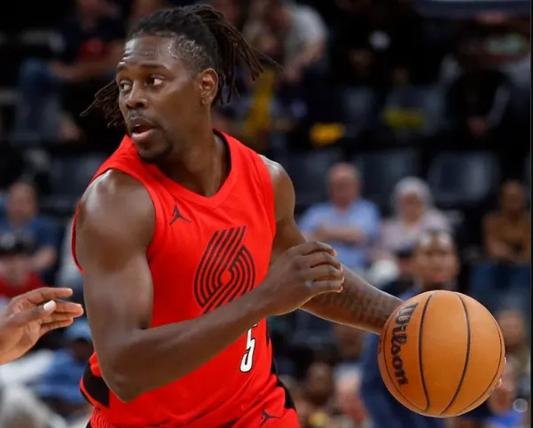 星空体育平台-霍勒迪8记三分追平生涯最高,35分创赛季新高&近5场4次20+